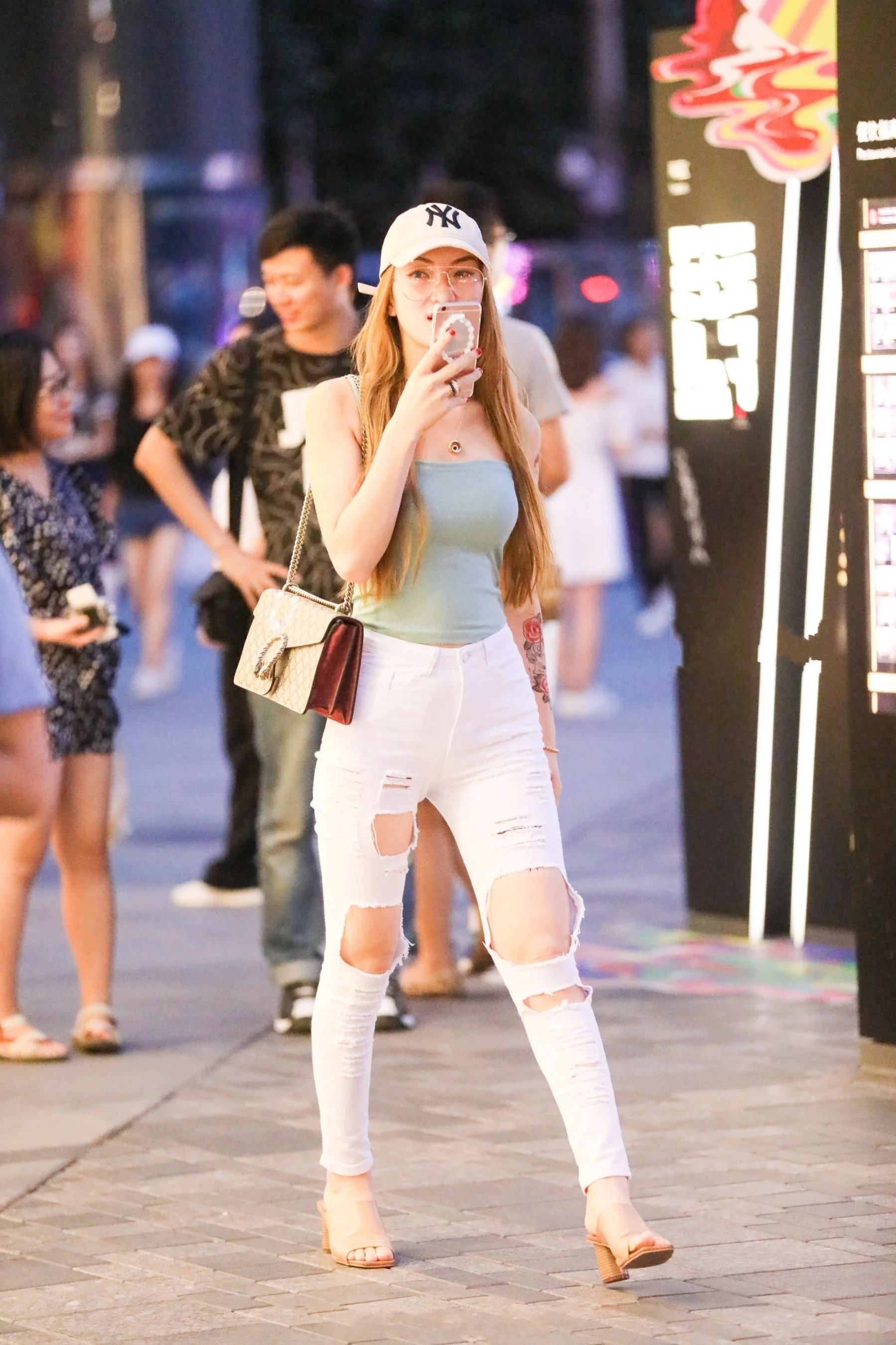 气质小姐姐破洞牛仔显时尚,肥硕的身材尽显成熟之味