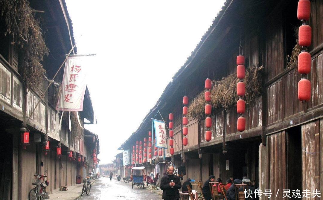 成都这座古镇，坐拥12棵千年古榕，纳凉戏水的好去处