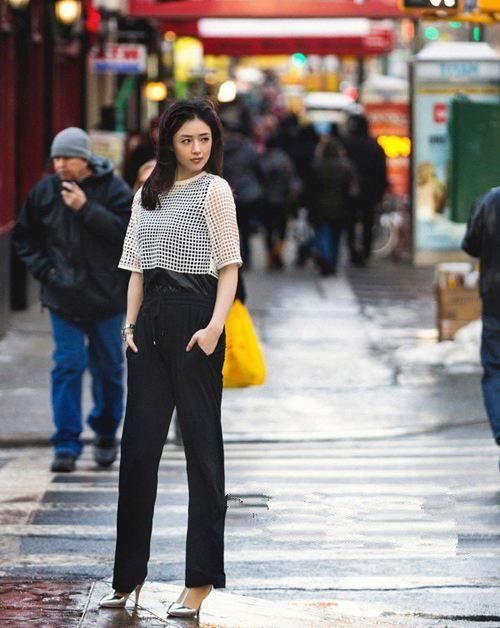 丑到哭的麒麟臂加大背头，蒋欣的造型师一定是她的黑粉！