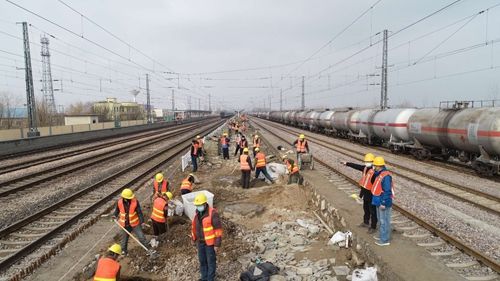  #人员#京九铁路河北省内三座火车站站台改造接近尾声