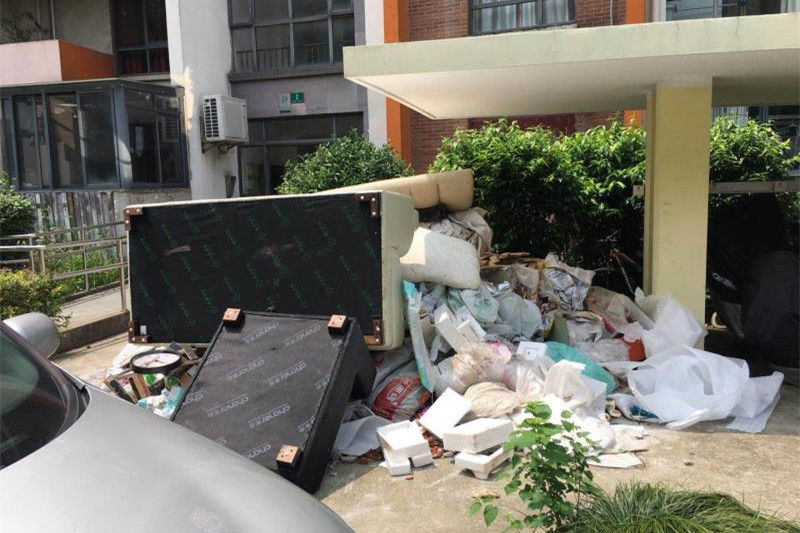 楼上装修建筑垃圾堆楼下、小区景观河没人管变黑臭……宝山区已介