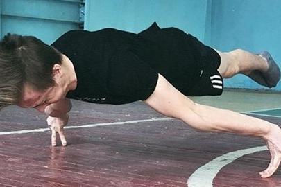 实力超群的19岁徒手健身达人，别人做俄挺用手掌，他用2个手指