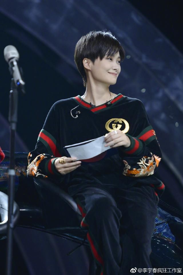 李宇春终于穿对衣服了!红色外套搭配短裤,网友:越来越有女人味