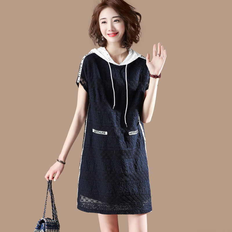 蕾丝花边的裙子更显女性魅力，就算是宝妈穿着也会很优雅