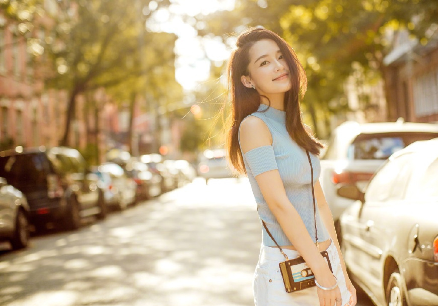 28岁李沁放大招了！身着波点裙性感迷人，网友：这双美腿太抢镜了