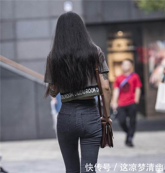 街拍短衫、低腰紧身裤的穿搭，尽显长腿小蛮腰
