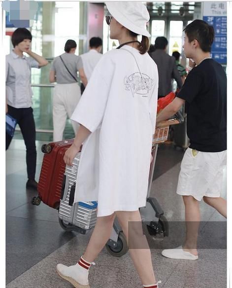 没梅婷的气质真别把T恤当裙子穿，像孟美岐一样穿成大妈就尴尬了