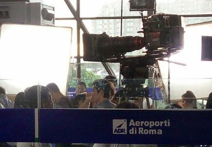 剧组贴英文请外国群演假装在国外，Angelababy躺枪被嘲是在拍假戏