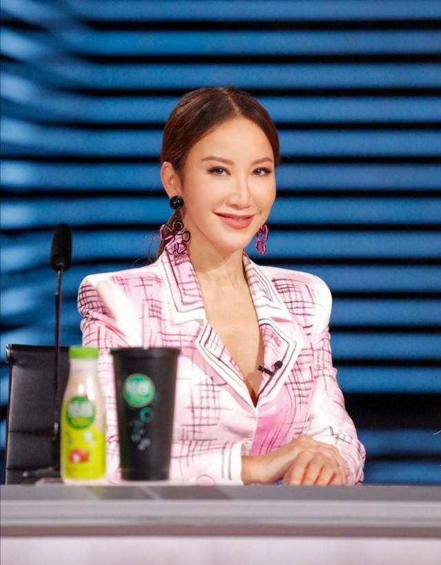  [年青人]李玟简直不服老！白色露肚脐上衣外套配破洞裤来“炫腹”，比年青人会穿