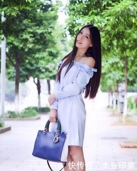  「韵味」街拍：美女性感的身姿迷人的长相很吸睛，彰显不一样的韵味