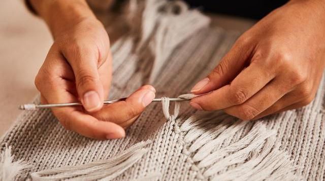  创业|城市领高薪的农村大学生，回乡创业“织毛衣”，直播里突然