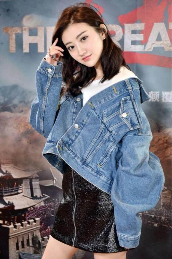 看看杨幂的皮短裙，再看看景甜，网友：谁有气质一眼就看出来！