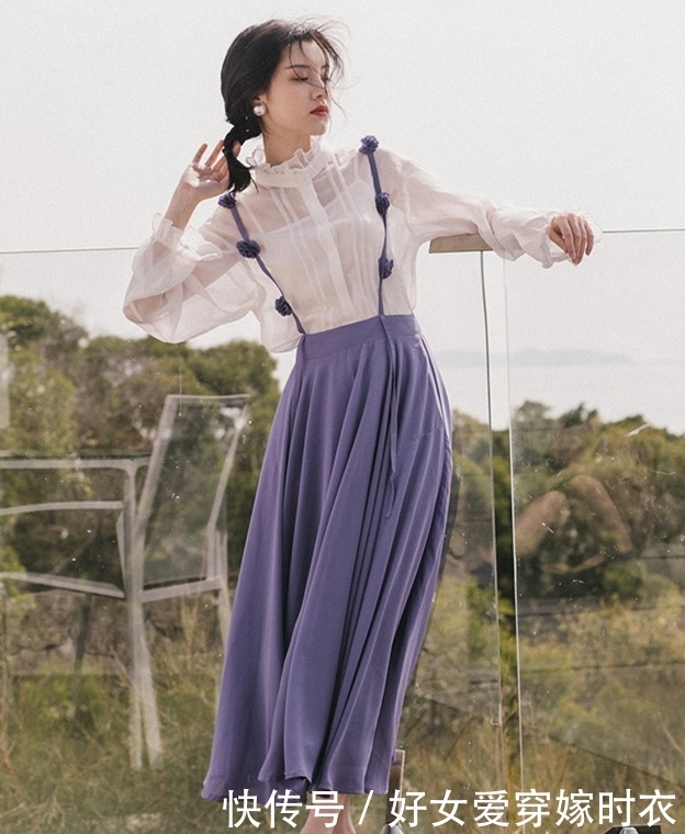 爆棚■“白色衬衫+紫色花朵背带裙”=仙气又减龄,回头率爆棚!