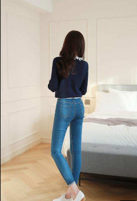 紧身裤更添减龄活力，妹子显年轻洋气，彰显出时尚的韵味