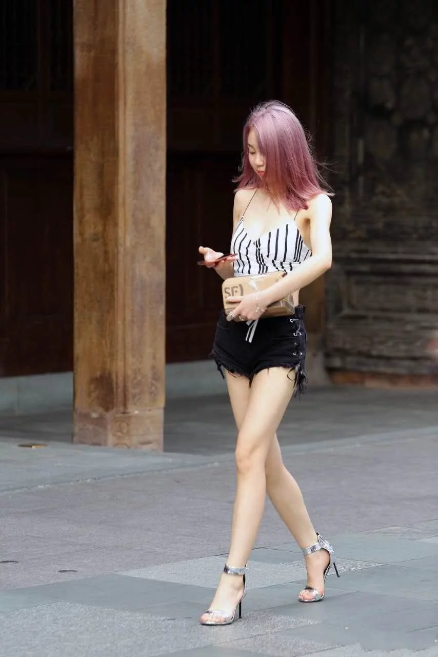 时尚小姐姐身穿黑色热裤大秀好身材，火辣性感又不失时尚，美女的