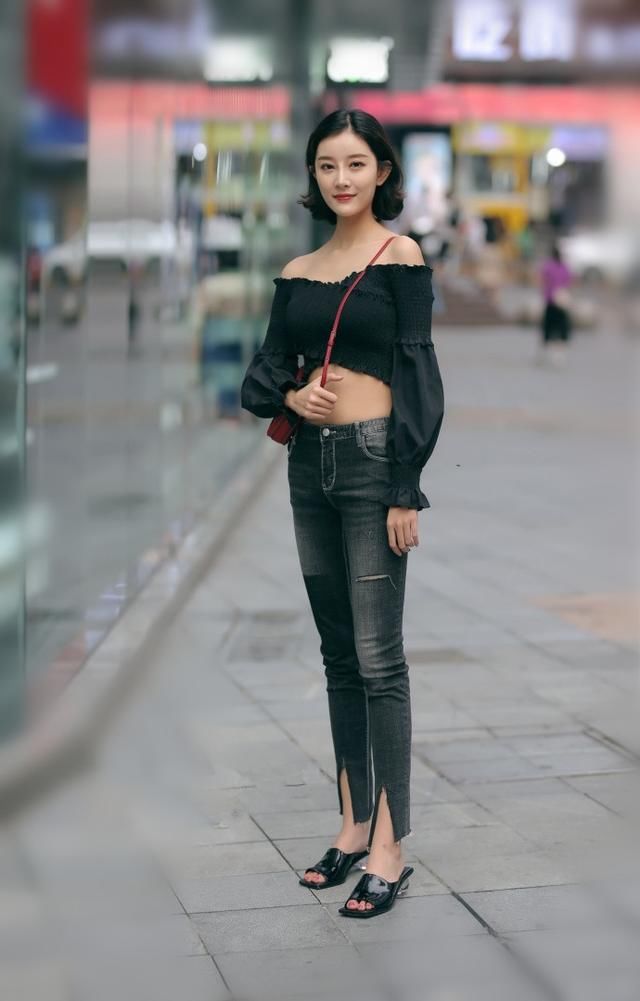 街拍，秋天来了，经典百搭的牛仔裤依旧是时尚的主流!