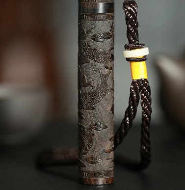 抽中华烟不一定就体面，手拿一个上档次的打火机，待客点烟倍豪气