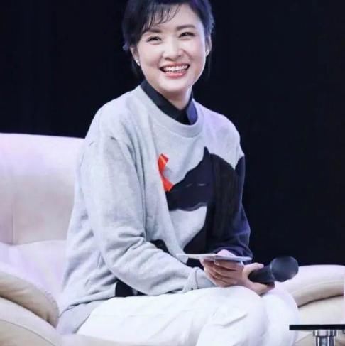  [喇叭裤]50岁以上的女人别穿牛仔裤，喇叭裤直筒裤更有气质，做个优雅女人
