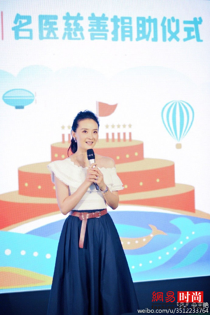 阔太王艳素颜现身机场 肌肤白皙似少女