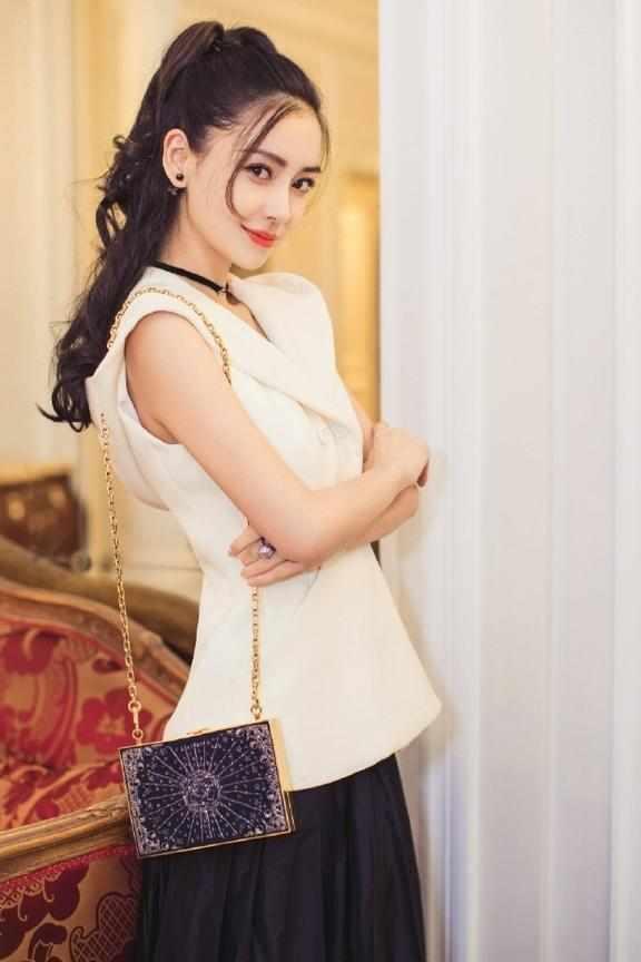 20岁关晓彤与28岁Angelababy，梳同样的发型，差距怎么这么大呢