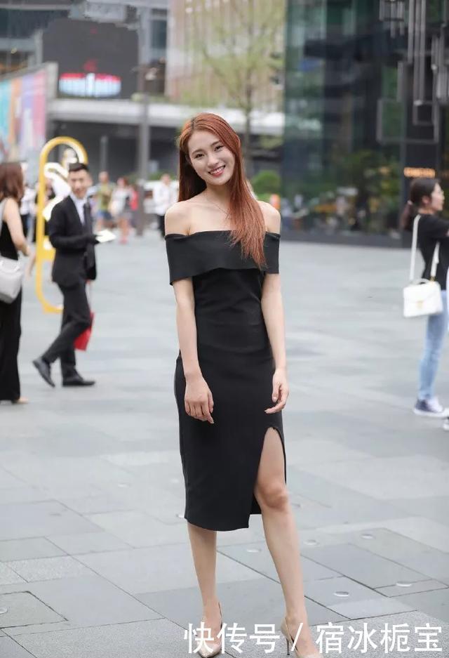  #高跟鞋＂美女紧身牛仔裤搭配上一双黑色的一字带高跟鞋，成熟又稳重