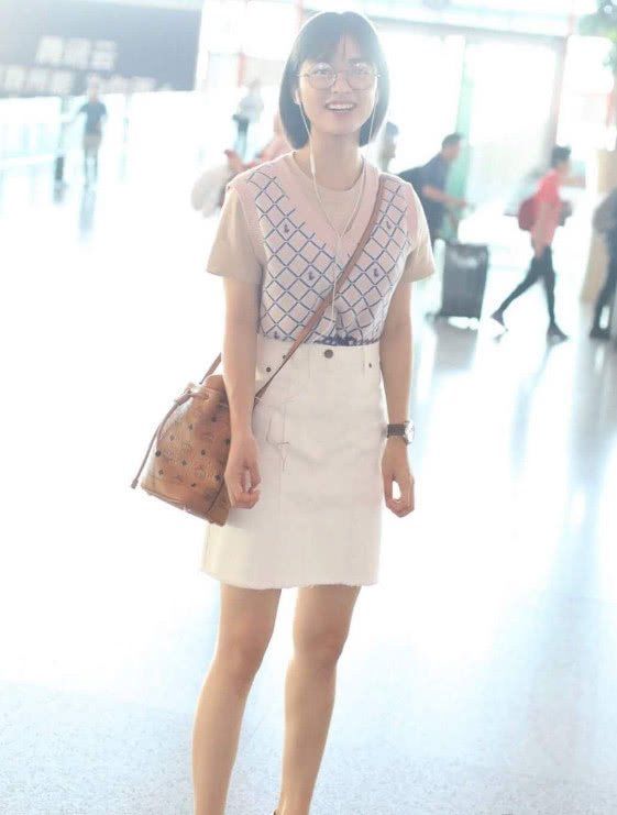 沈月亮相机场，美得让人看呆了，腿是真实的吗?