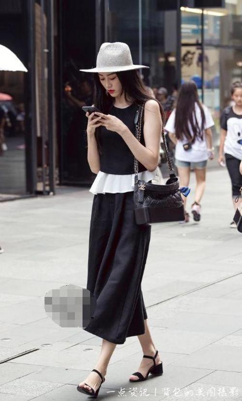 路人街拍，小姐姐笑的好美啊，一袭黑色的长裙，显得很优雅