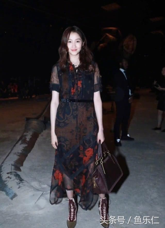 当关晓彤和迪丽热巴同穿印花连衣裙，老与嫩之间，就是那么明显!