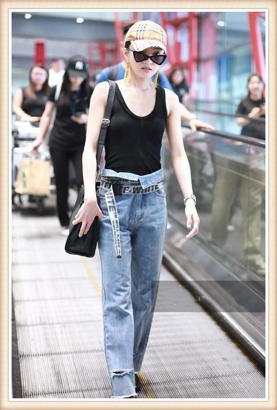 张韶涵86斤,蔡依林84斤,二人同穿小背心,干瘦丰腴差距一目了然