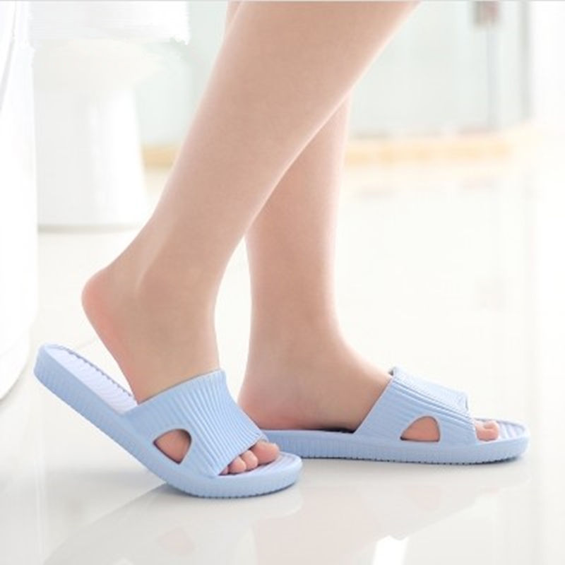 老北京布鞋过时了，现在流行穿凉拖鞋，现在穿正合适呢