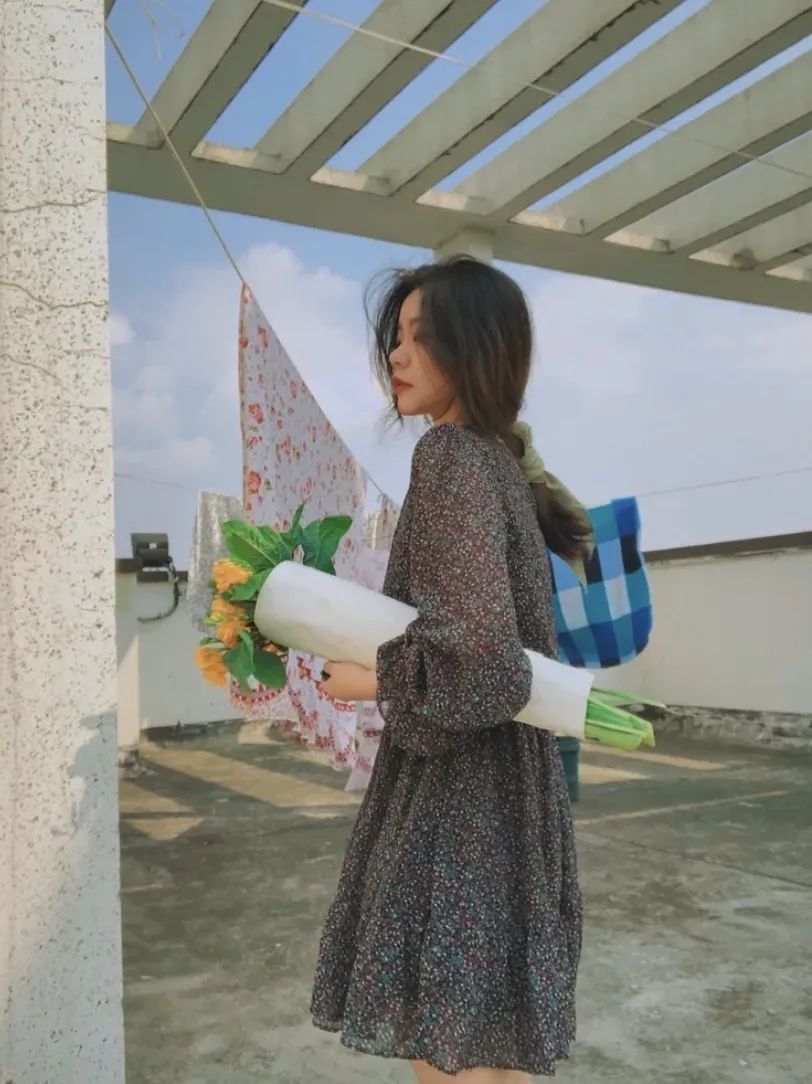  「色打底衫」穿碎花裙像村姑？这样挑啊！