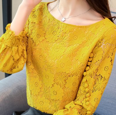 皮肤暗黄女人，建议多穿这洋气小衫，50岁妈一买5件，特显白嫩