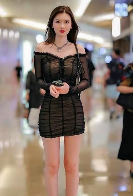 「清爽」街拍:亭亭玉立的美女,一件黑色的露肩连衣裙,时尚清爽魅力十足