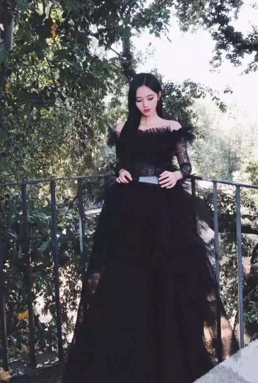 鞠婧祎不愧是4000年一遇的美女,留着“三毛刘海”美成天仙