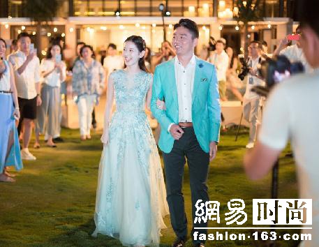 刘强东竟拿下了巴黎世家 穿衣品味也时髦的飞起