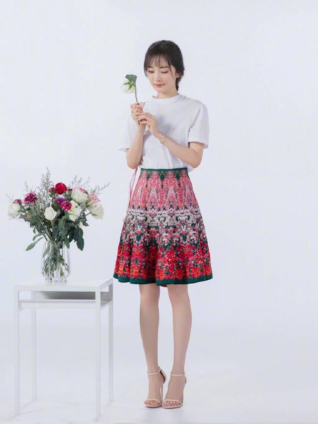 杨幂美腿无敌，半身印花裙穿出仙女感，网友：腰比“A4”还细
