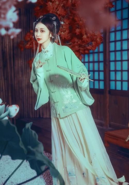  『整套衣服』全网最火“下半身”配色惊艳的汉服，普通服装都不敢这样配