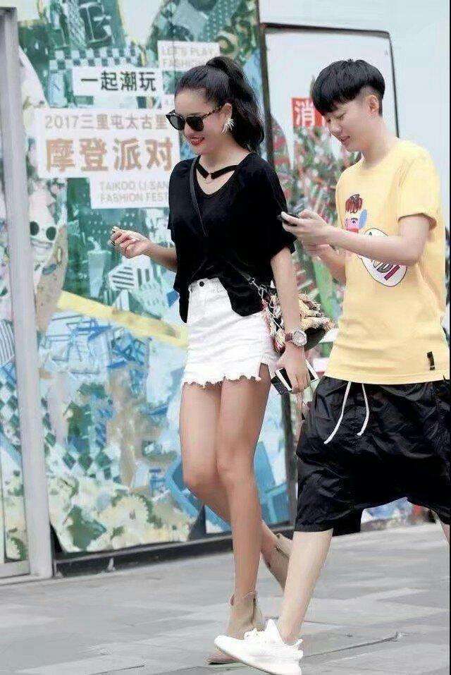 街拍: 小美女高雅漂亮杨柳细腰, 大长腿迷人!