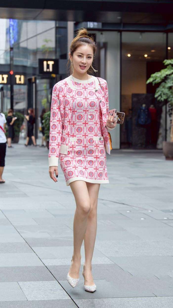 瘦腿女生这样穿, 优雅气息扑面而来, 靓丽而不艳俗