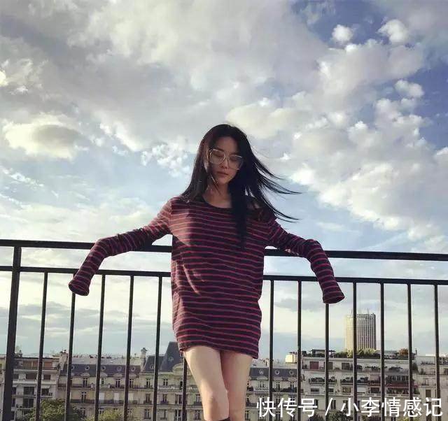 李宇春和唐艺昕同穿长筒袜，一个惊艳了米兰，一个却穿成灾难