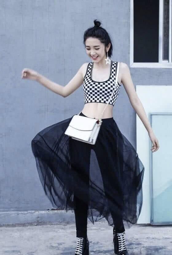 唐艺昕太会穿了，把马赛克穿身上大秀身材，网友:张若昀赚了