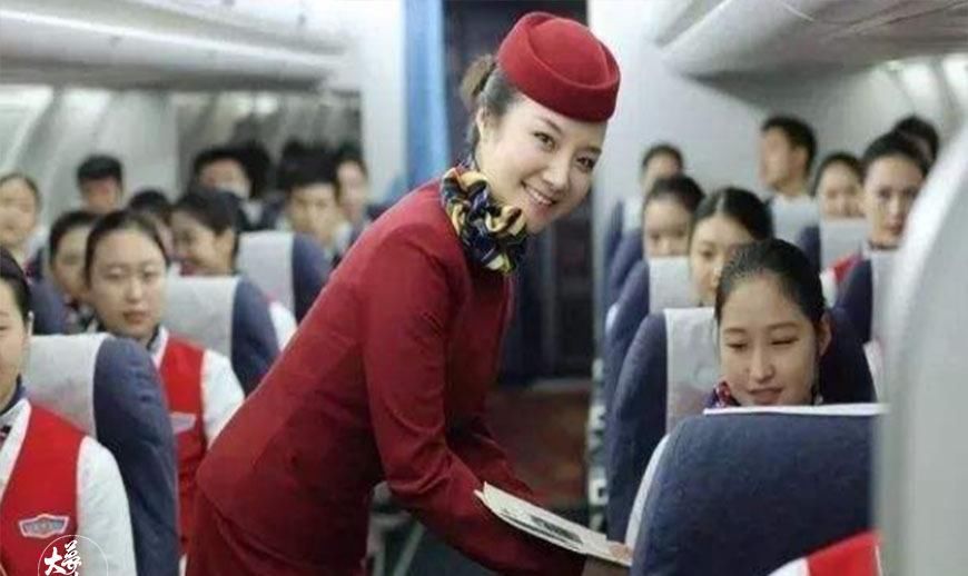  #美女#为什么火车只会播报晚点？不能提前吗？美女乘务员来告诉