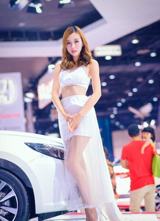 明艳娇俏的美女车模，白色纱裙自带满满仙气，笑容甜美引全场瞩目