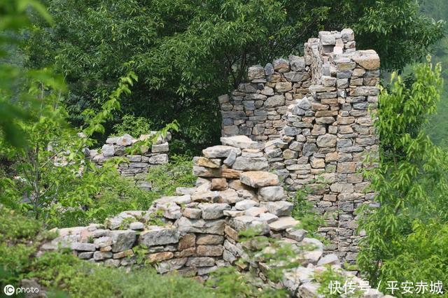  [富有]农民用玉石砌墙，用玉石打地基，是无知？还是太富有不稀