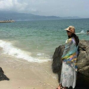 深圳南澳杨梅坑海边的飘逸美女