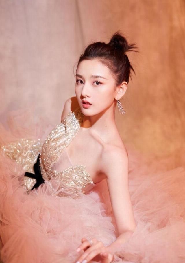  「仙气」春光俏丽下，不穿点仙气飘飘的羽饰单品怎么对得起这美好天气！