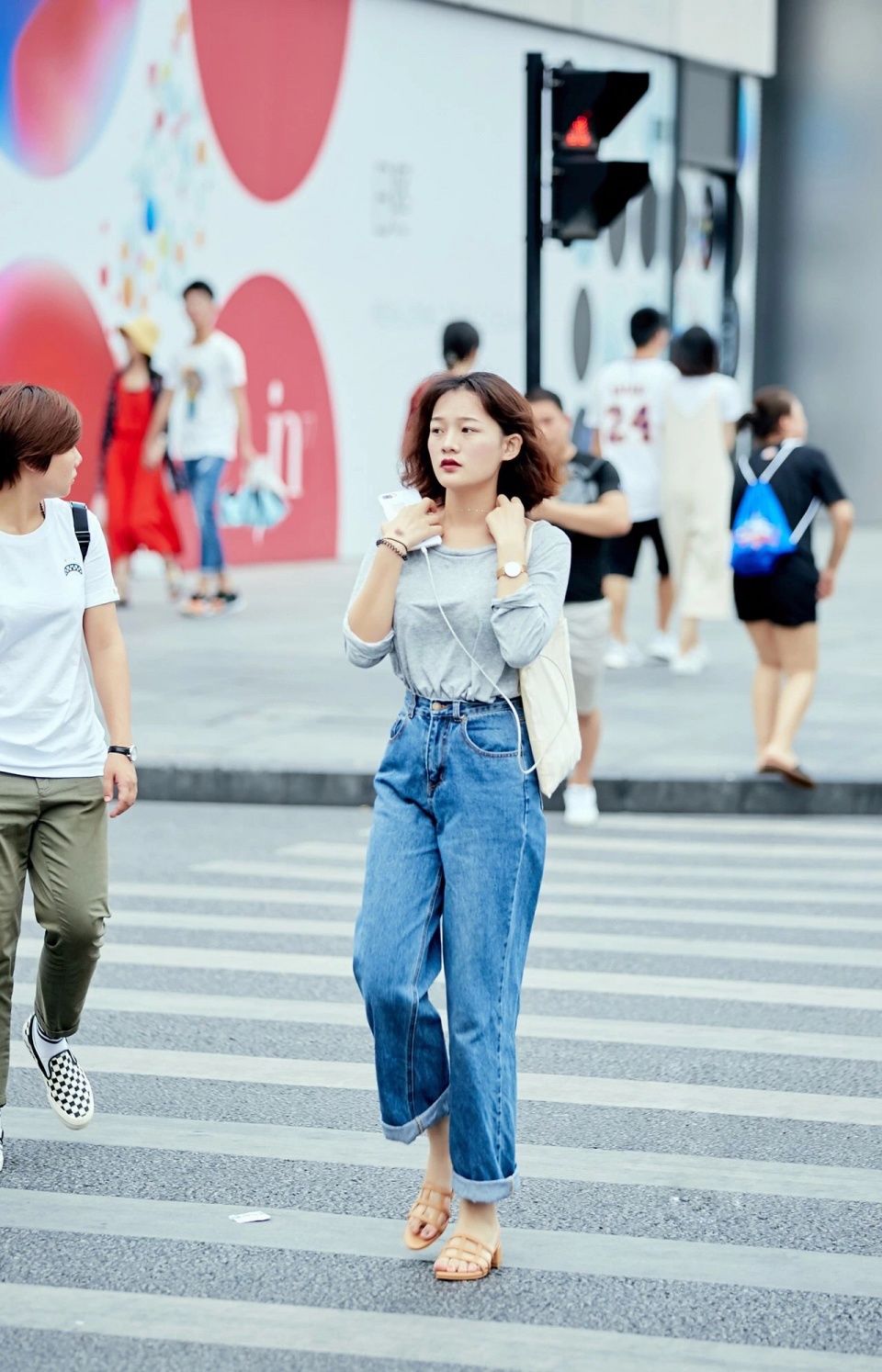街拍丨连大叔都回头看的小姐姐到底多会穿!