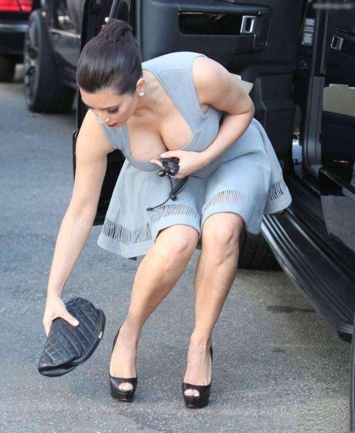 街拍: 外国美女穿裹胸裙出门, 优雅的弯腰礼