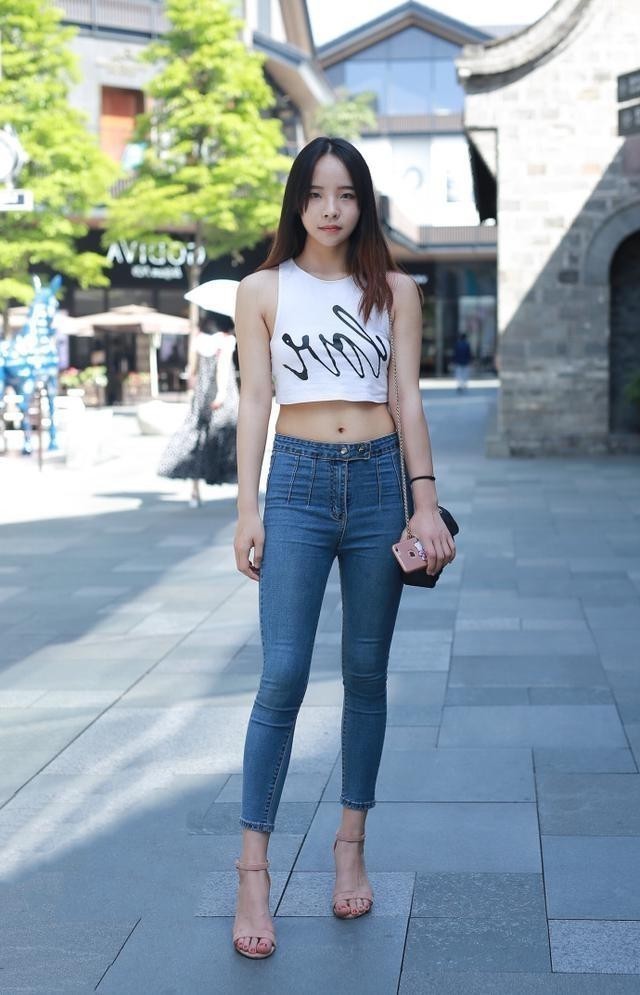 街拍：穿着经典又摩登的小姐姐，站在街上很俏丽！