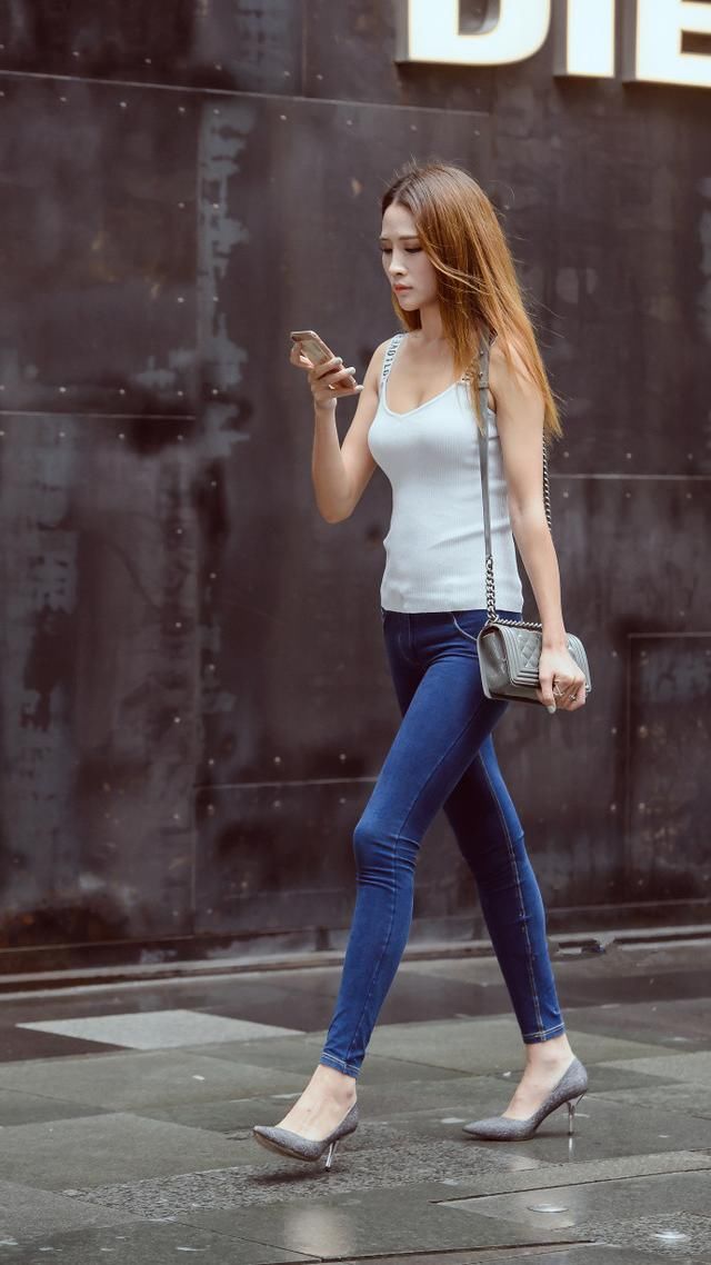 路人街拍，穿的时尚也会显年轻，这样穿让你漂亮又显年轻